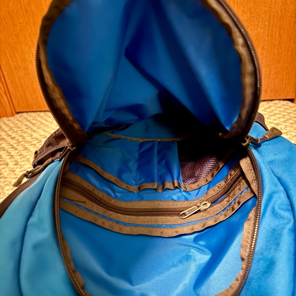 The North Face Vault Backpack Never Used - Picture 6 of 9
